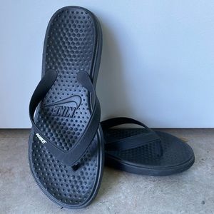 Womens Nike size 9 flip flops